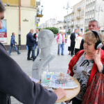 19.7.2016 Kielce. Słuchobus - kielczanie bezpłatnie badają słuch. / Wojciech Habdas / Radio Kielce