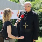 21.07.2016 Pielgrzymi z Kanady wzięli udział w Drodze Krzyżowe z Nowej Słupi na Święty Krzyż / Wojciech Habdas / Radio Kielce