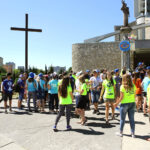 22.7.2016 Kielce. Światowe Dni Młodzieży. Dzień miłosierdzia. Pielgrzymi uczestniczyli w rozdawaniu darów potrzebującym, sprzątali także nagrobki. / Wojciech Habdas / Radio Kielce