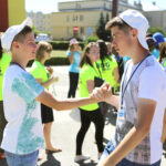 22.7.2016 Kielce. Światowe Dni Młodzieży. Dzień miłosierdzia. Pielgrzymi uczestniczyli w rozdawaniu darów potrzebującym, sprzątali także nagrobki. / Wojciech Habdas / Radio Kielce