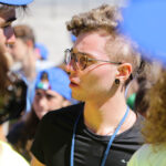 22.7.2016 Kielce. Światowe Dni Młodzieży. Dzień miłosierdzia. Pielgrzymi uczestniczyli w rozdawaniu darów potrzebującym, sprzątali także nagrobki. / Wojciech Habdas / Radio Kielce