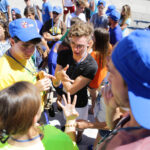 22.7.2016 Kielce. Światowe Dni Młodzieży. Dzień miłosierdzia. Pielgrzymi uczestniczyli w rozdawaniu darów potrzebującym, sprzątali także nagrobki. / Wojciech Habdas / Radio Kielce