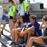 22.7.2016 Kielce. Światowe Dni Młodzieży. Dzień miłosierdzia. Pielgrzymi uczestniczyli w rozdawaniu darów potrzebującym, sprzątali także nagrobki. / Wojciech Habdas / Radio Kielce