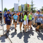 22.7.2016 Kielce. Światowe Dni Młodzieży. Dzień miłosierdzia. Pielgrzymi uczestniczyli w rozdawaniu darów potrzebującym, sprzątali także nagrobki. / Wojciech Habdas / Radio Kielce