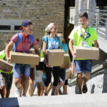 22.7.2016 Kielce. Światowe Dni Młodzieży. Dzień miłosierdzia. Pielgrzymi uczestniczyli w rozdawaniu darów potrzebującym, sprzątali także nagrobki. / Wojciech Habdas / Radio Kielce