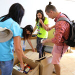 22.7.2016 Kielce. Światowe Dni Młodzieży. Dzień miłosierdzia. Pielgrzymi uczestniczyli w rozdawaniu darów potrzebującym, sprzątali także nagrobki. / Wojciech Habdas / Radio Kielce