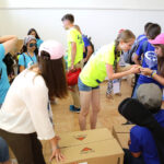 22.7.2016 Kielce. Światowe Dni Młodzieży. Dzień miłosierdzia. Pielgrzymi uczestniczyli w rozdawaniu darów potrzebującym, sprzątali także nagrobki. / Wojciech Habdas / Radio Kielce