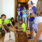 22.7.2016 Kielce. Światowe Dni Młodzieży. Dzień miłosierdzia. Pielgrzymi uczestniczyli w rozdawaniu darów potrzebującym, sprzątali także nagrobki. / Wojciech Habdas / Radio Kielce