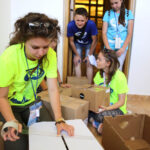 22.7.2016 Kielce. Światowe Dni Młodzieży. Dzień miłosierdzia. Pielgrzymi uczestniczyli w rozdawaniu darów potrzebującym, sprzątali także nagrobki. / Wojciech Habdas / Radio Kielce