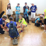 22.7.2016 Kielce. Światowe Dni Młodzieży. Dzień miłosierdzia. Pielgrzymi uczestniczyli w rozdawaniu darów potrzebującym, sprzątali także nagrobki. / Wojciech Habdas / Radio Kielce