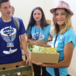 22.7.2016 Kielce. Światowe Dni Młodzieży. Dzień miłosierdzia. Pielgrzymi uczestniczyli w rozdawaniu darów potrzebującym, sprzątali także nagrobki. / Wojciech Habdas / Radio Kielce