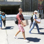 22.7.2016 Kielce. Światowe Dni Młodzieży. Dzień miłosierdzia. Pielgrzymi uczestniczyli w rozdawaniu darów potrzebującym, sprzątali także nagrobki. / Wojciech Habdas / Radio Kielce