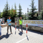 22.7.2016 Kielce. Światowe Dni Młodzieży. Dzień miłosierdzia. Pielgrzymi uczestniczyli w rozdawaniu darów potrzebującym, sprzątali także nagrobki. / Wojciech Habdas / Radio Kielce