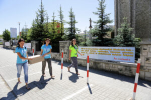 22.7.2016 Kielce. Światowe Dni Młodzieży. Dzień miłosierdzia. Pielgrzymi uczestniczyli w rozdawaniu darów potrzebującym, sprzątali także nagrobki. / Wojciech Habdas / Radio Kielce