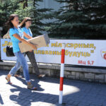 22.7.2016 Kielce. Światowe Dni Młodzieży. Dzień miłosierdzia. Pielgrzymi uczestniczyli w rozdawaniu darów potrzebującym, sprzątali także nagrobki. / Wojciech Habdas / Radio Kielce