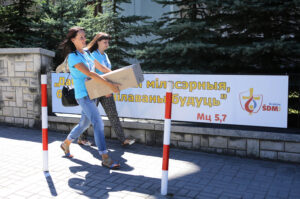 22.7.2016 Kielce. Światowe Dni Młodzieży. Dzień miłosierdzia. Pielgrzymi uczestniczyli w rozdawaniu darów potrzebującym, sprzątali także nagrobki. / Wojciech Habdas / Radio Kielce