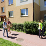 22.7.2016 Kielce. Światowe Dni Młodzieży. Dzień miłosierdzia. Pielgrzymi uczestniczyli w rozdawaniu darów potrzebującym, sprzątali także nagrobki. / Wojciech Habdas / Radio Kielce