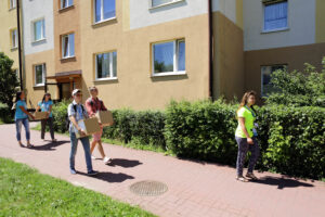 22.7.2016 Kielce. Światowe Dni Młodzieży. Dzień miłosierdzia. Pielgrzymi uczestniczyli w rozdawaniu darów potrzebującym, sprzątali także nagrobki. / Wojciech Habdas / Radio Kielce