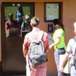 22.7.2016 Kielce. Światowe Dni Młodzieży. Dzień miłosierdzia. Pielgrzymi uczestniczyli w rozdawaniu darów potrzebującym, sprzątali także nagrobki. / Wojciech Habdas / Radio Kielce