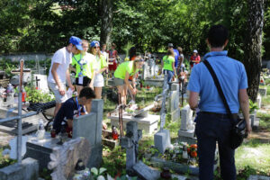 22.7.2016 Kielce. Światowe Dni Młodzieży. Dzień miłosierdzia. Pielgrzymi uczestniczyli w rozdawaniu darów potrzebującym, sprzątali także nagrobki. / Wojciech Habdas / Radio Kielce