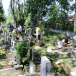 22.7.2016 Kielce. Światowe Dni Młodzieży. Dzień miłosierdzia. Pielgrzymi uczestniczyli w rozdawaniu darów potrzebującym, sprzątali także nagrobki. / Wojciech Habdas / Radio Kielce