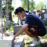 22.7.2016 Kielce. Światowe Dni Młodzieży. Dzień miłosierdzia. Pielgrzymi uczestniczyli w rozdawaniu darów potrzebującym, sprzątali także nagrobki. / Wojciech Habdas / Radio Kielce