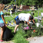 22.7.2016 Kielce. Światowe Dni Młodzieży. Dzień miłosierdzia. Pielgrzymi uczestniczyli w rozdawaniu darów potrzebującym, sprzątali także nagrobki. / Wojciech Habdas / Radio Kielce