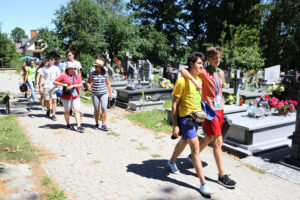 22.7.2016 Kielce. Światowe Dni Młodzieży. Dzień miłosierdzia. Pielgrzymi uczestniczyli w rozdawaniu darów potrzebującym, sprzątali także nagrobki. / Wojciech Habdas / Radio Kielce