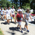 22.7.2016 Kielce. Światowe Dni Młodzieży. Dzień miłosierdzia. Pielgrzymi uczestniczyli w rozdawaniu darów potrzebującym, sprzątali także nagrobki. / Wojciech Habdas / Radio Kielce