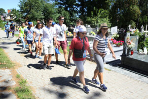 22.7.2016 Kielce. Światowe Dni Młodzieży. Dzień miłosierdzia. Pielgrzymi uczestniczyli w rozdawaniu darów potrzebującym, sprzątali także nagrobki. / Wojciech Habdas / Radio Kielce