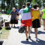 22.7.2016 Kielce. Światowe Dni Młodzieży. Dzień miłosierdzia. Pielgrzymi uczestniczyli w rozdawaniu darów potrzebującym, sprzątali także nagrobki. / Wojciech Habdas / Radio Kielce