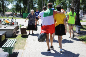 22.7.2016 Kielce. Światowe Dni Młodzieży. Dzień miłosierdzia. Pielgrzymi uczestniczyli w rozdawaniu darów potrzebującym, sprzątali także nagrobki. / Wojciech Habdas / Radio Kielce