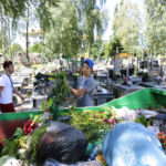 22.7.2016 Kielce. Światowe Dni Młodzieży. Dzień miłosierdzia. Pielgrzymi uczestniczyli w rozdawaniu darów potrzebującym, sprzątali także nagrobki. / Wojciech Habdas / Radio Kielce