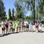 22.7.2016 Kielce. Światowe Dni Młodzieży. Dzień miłosierdzia. Pielgrzymi uczestniczyli w rozdawaniu darów potrzebującym, sprzątali także nagrobki. / Wojciech Habdas / Radio Kielce