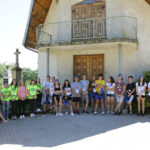 22.7.2016 Kielce. Światowe Dni Młodzieży. Dzień miłosierdzia. Pielgrzymi uczestniczyli w rozdawaniu darów potrzebującym, sprzątali także nagrobki. / Wojciech Habdas / Radio Kielce