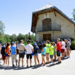 22.7.2016 Kielce. Światowe Dni Młodzieży. Dzień miłosierdzia. Pielgrzymi uczestniczyli w rozdawaniu darów potrzebującym, sprzątali także nagrobki. / Wojciech Habdas / Radio Kielce