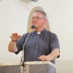 29.06.2016. W miejscowości Leńcze koło Krakowa mieszka 350 pielgrzymów z diecezji kieleckiej. Koordynator ŚDM w diecezji kieleckiej ks. Sławomir Sarek / Wojciech Habdas / Radio Kielce