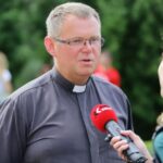 29.06.2016. W miejscowości Leńcze koło Krakowa mieszka 350 pielgrzymów z diecezji kieleckiej. Koordynator ŚDM w diecezji kieleckiej ks. Sławomir Sarek / Wojciech Habdas / Radio Kielce