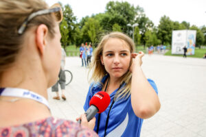 31.7.2016 Kraków. Wolontariusze zmierzają na Tauron Arenę, gdzie odbędzie się spotkanie z papieżem Franciszkiem. / Wojciech Habdas / Radio Kielce