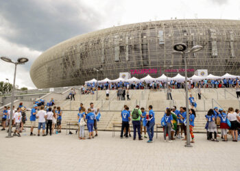 31.7.2016 Kraków. Wolontariusze zmierzają na Tauron Arenę, gdzie odbędzie się spotkanie z papieżem Franciszkiem. / Wojciech Habdas / Radio Kielce