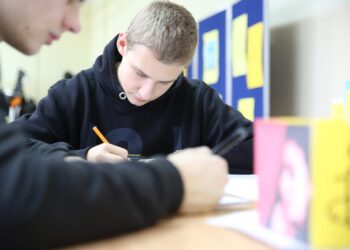 Akcja pisania listów w Gimnazjum nr 7 / Stanisław Blinstrub / Radio Kielce