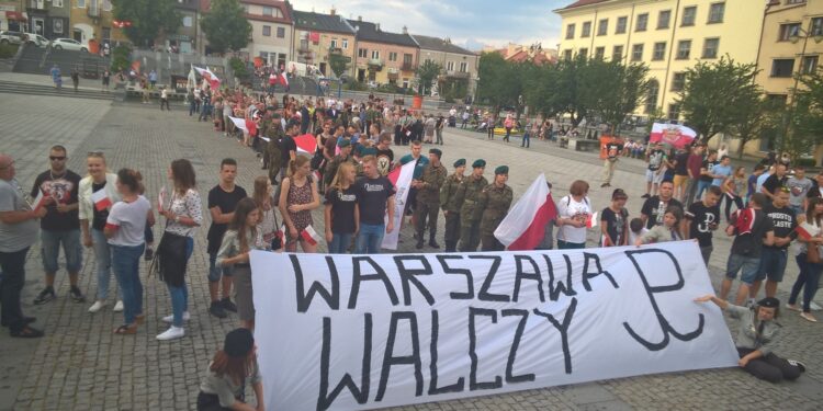 Ostrowiec upamiętnił 72. rocznicę wybuchu Powstania Warszawskiego (1 sierpnia 2016 r.) / Kalina Łabuz - Bębas / Radio Kielce