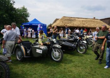 21.08.2016 Tokarnia. Zlot zabytkowych pojazdów / Daniel Lenart / Radio Kielce