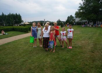 21.08.2016 Podzamcze Chęcińskie. Śniadanie na trawie / Daniel Lenart / Radio Kielce