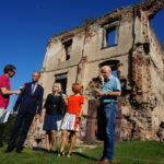 25.08.2016. Wakacje z duchami historii. Ruiny zamku w Bodzentynie / Krzysztof Bujnowicz / Radio Kielce