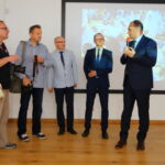 15.08.2016. 15.08.2016. Wystawa "Światowe Dni Młodzieży w obiektywie fotoreporterów Polskiego Radia Kielce" w Ośrodku Myśli Patriotycznej i Obywatelskiej w Kielcach. Od lewej: autorzy zdjęć: Jarosław Kubalski, Wojciech Habdas, Włodzimierz Batóg, Bartłomiej Zapała oraz prezes Radia Kielce Janusz Knap / Stanisław Blinstrub / Radio Kielce