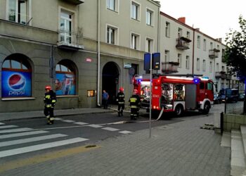 25.08.2016. Kielce. Strażacy gasili pożar skrzynki elektrycznej przy ulicy Żelaznej / Stanisław Blinstrub / Radio Kielce