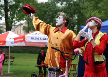 17.7.2016 Busko-Zdrój. „Bliżej teatru” - MimIrina / Marek Wtorek / Radio Kielce