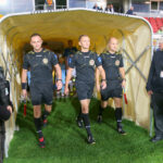 06.08.2016. 4. kolejka LOTTO Ekstraklasy: Korona Kielce - Lech Poznań. Sędzia główny spotkania Piotr Lasyk (w środku) wyprowadza obie drużyny na murawę boiska / Kamil Król / Radio Kielce