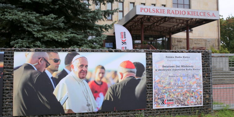 10.08.2016. Zapowiedź wystawy "Światowe Dni Młodzieży w obiektywie fotoreporterów Polskiego Radia Kielce” / Kamil Król / Radio Kielce